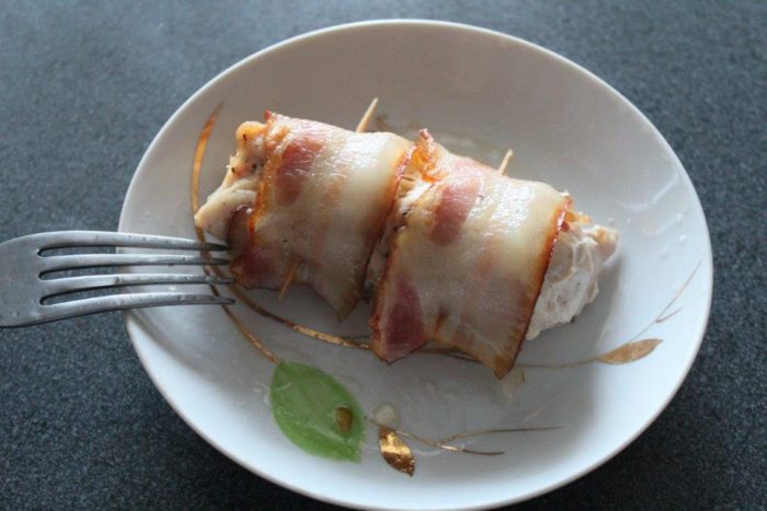 Рулетики из курицы в беконе