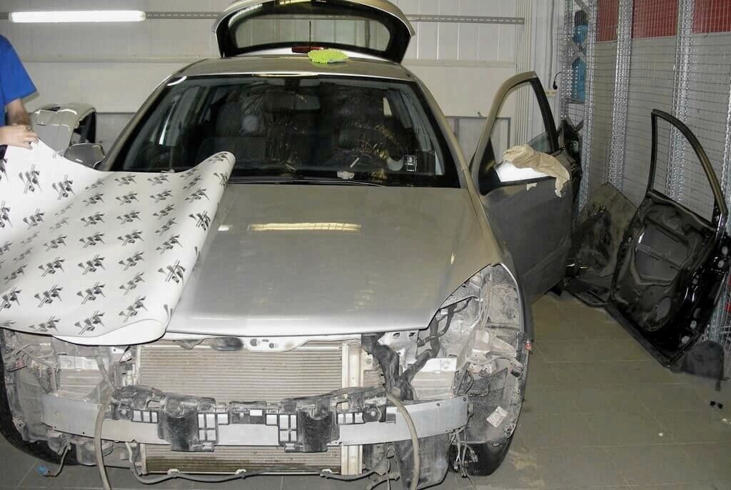 Оклейка автомобиля антигравийной пленкой