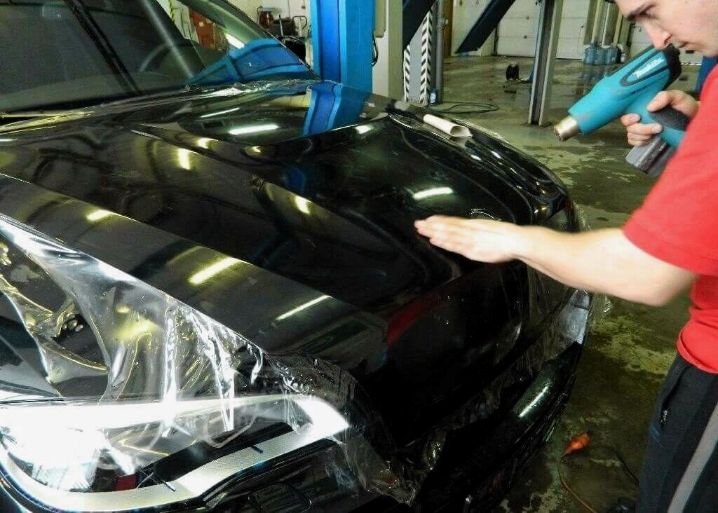 Оклейка автомобиля антигравийной пленкой